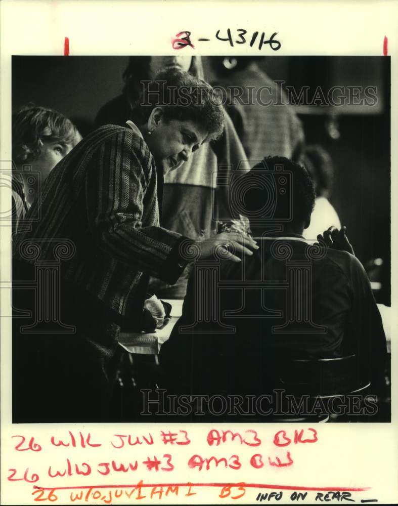 1986 Press Photo Marta Jordan helps student at Jefferson Parish Juvenile Center - Historic Images