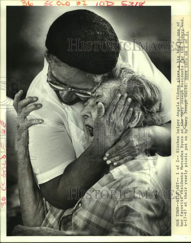 1987 Press Photo Angela Vidona hugs Mercedes Dyers of Mary Joseph Residence - Historic Images