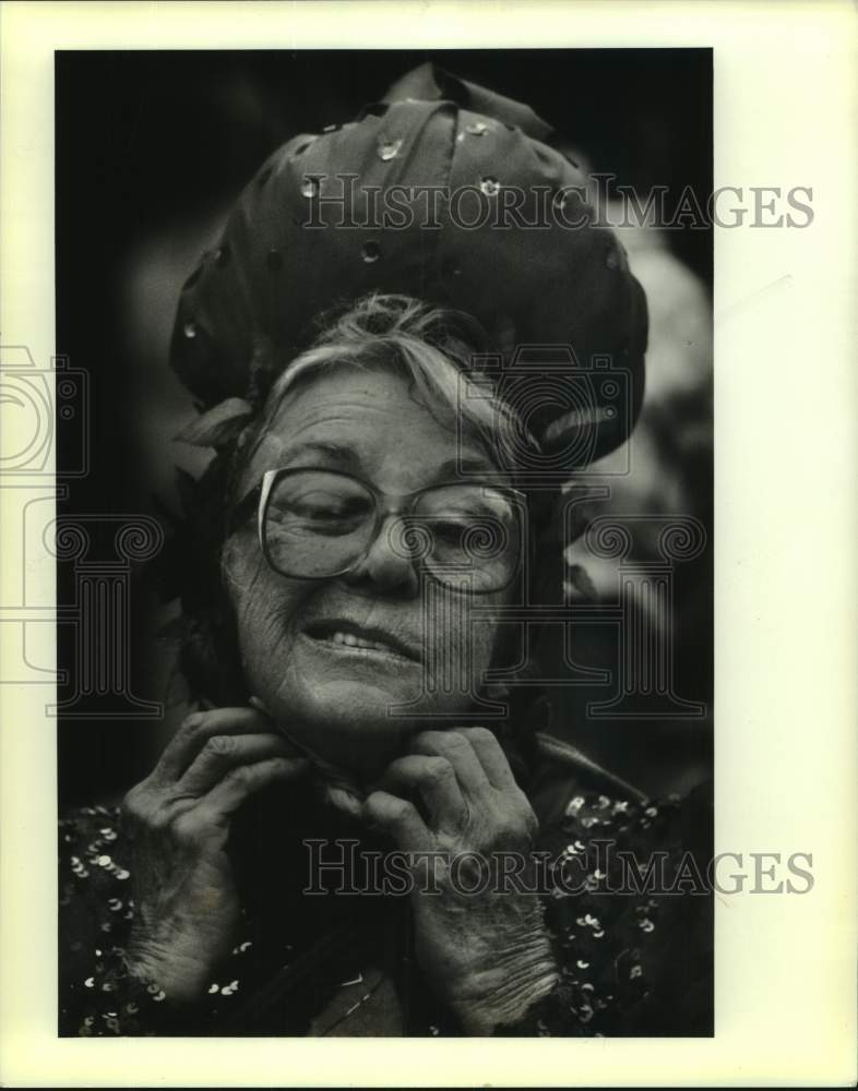 1988 Press Photo Anne Lane wearing her tomato, a crown of sorts - Historic Images