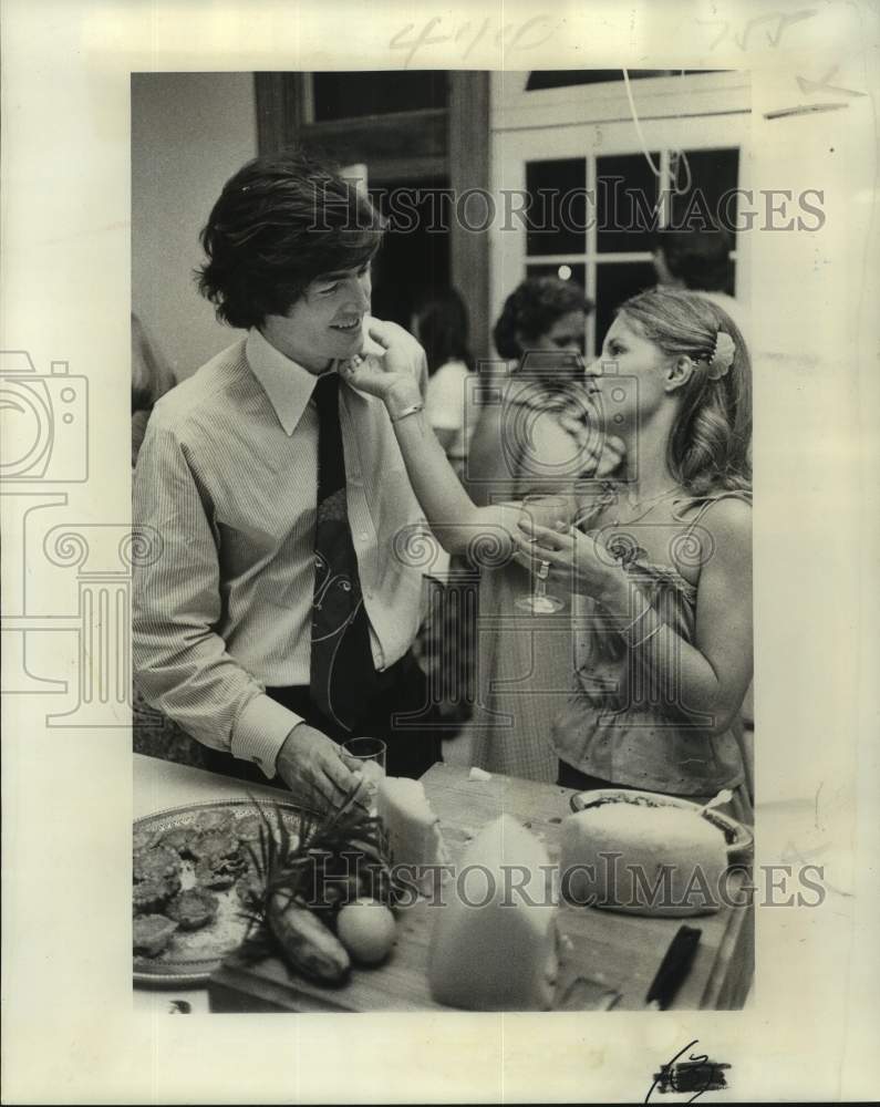 Press Photo Victorian party host Tomas Keaty with Mrs. Pal Rico. - Historic Images