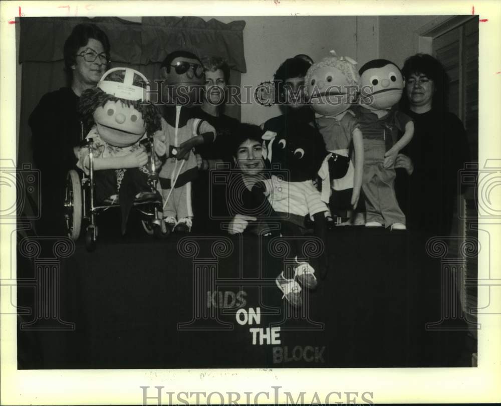 1989 Press Photo Members Of Puppet Troupe &quot;Kids On The Block&quot; - Historic Images