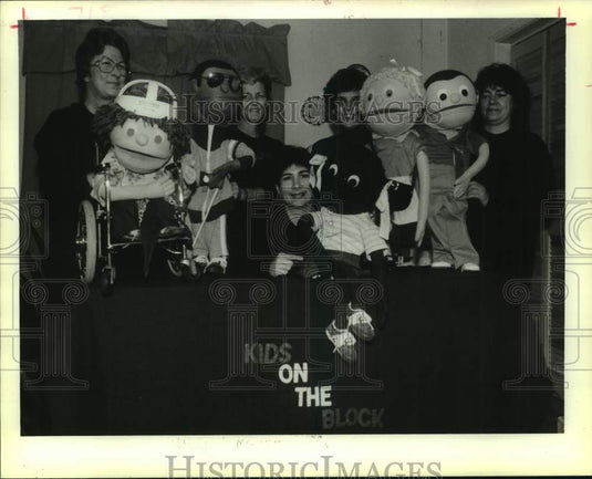 1989 Press Photo Members Of Puppet Troupe "Kids On The Block" - Historic Images