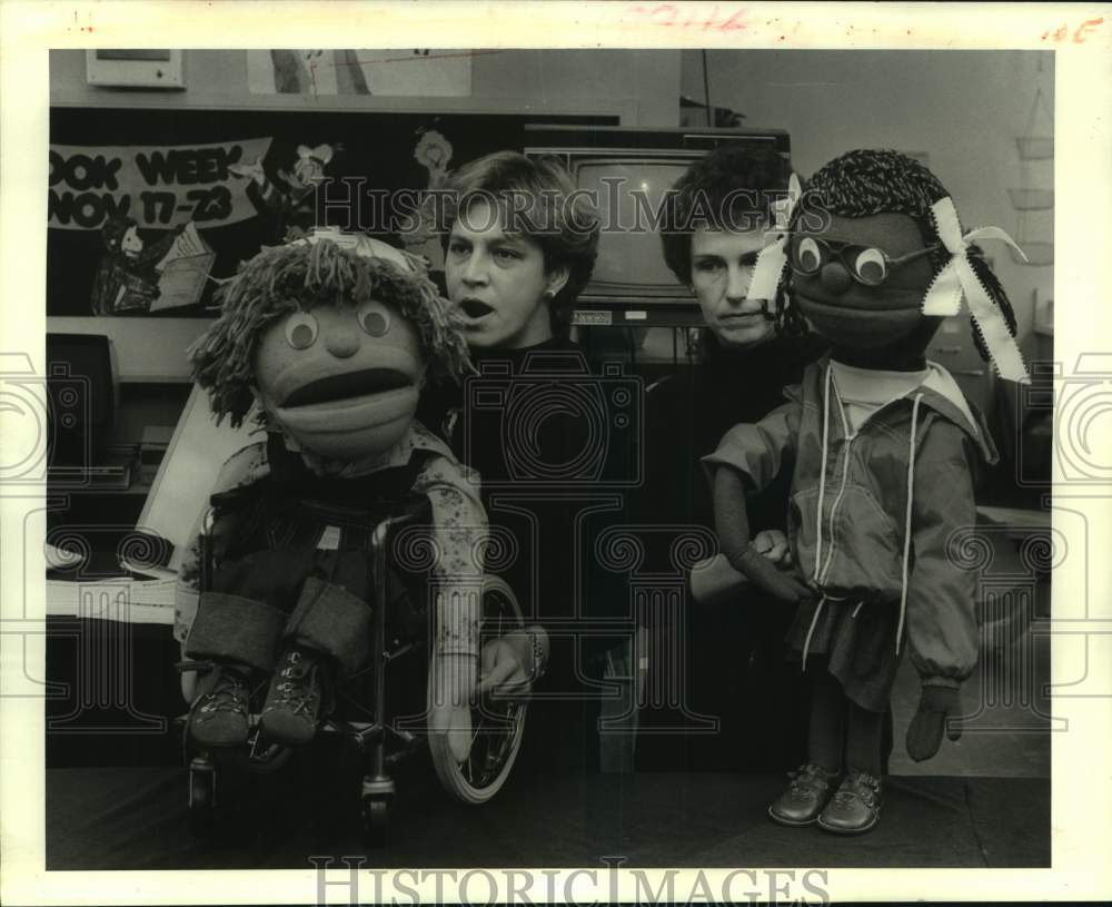 1986 Press Photo Puppeteers With &quot;The Kids On The Block&quot; Perform Show At School - Historic Images