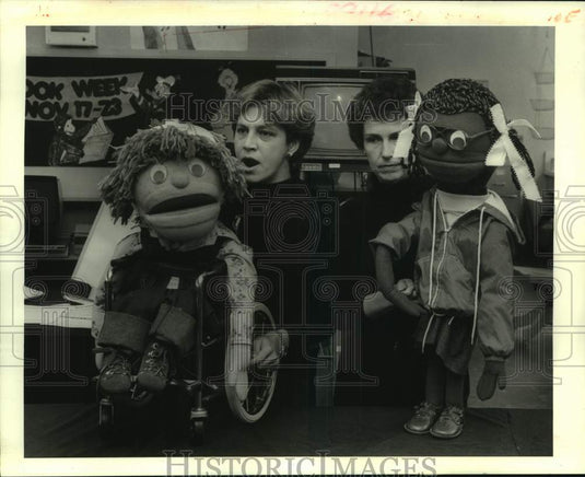 1986 Press Photo Puppeteers With "The Kids On The Block" Perform Show At School - Historic Images