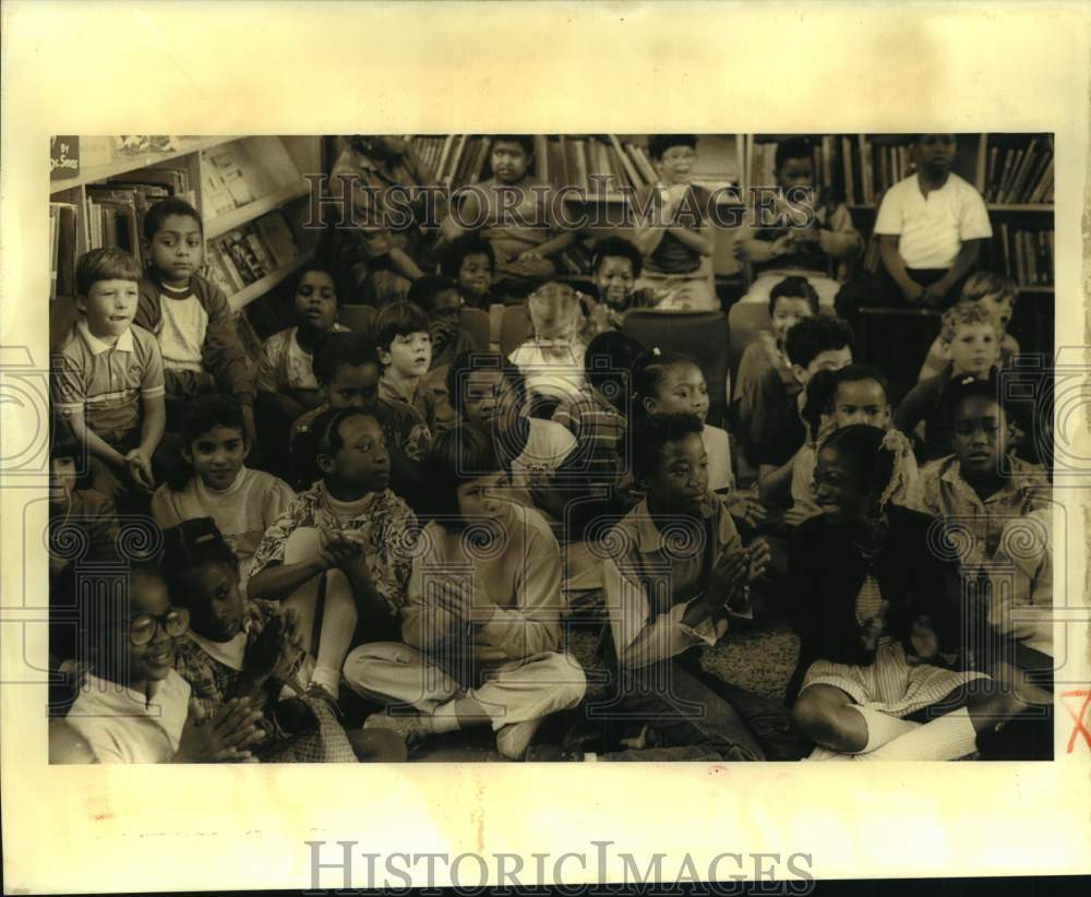 1986 Press Photo Students At Claiborne Elementary School Watch Puppet Show - Historic Images