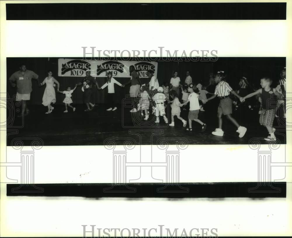 1995 Press Photo Grayhawk Leads Children In Native American Dance. Kids Fair - Historic Images