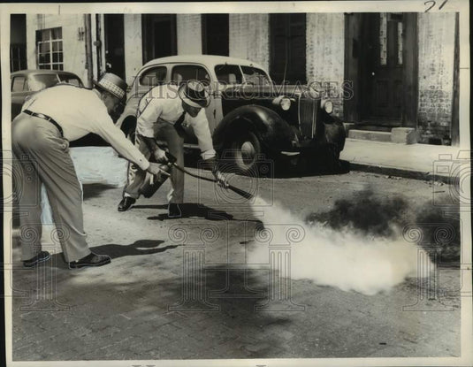 1955 Press Photo New Kidde Fire Extinguisher Demonstrated, New Orleans- Historic Images