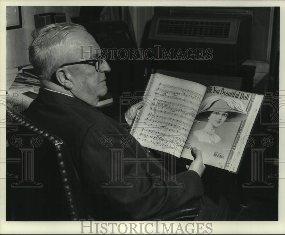 1959 Bert Kiern with vaudeville song book with collection of numbers - Historic Images