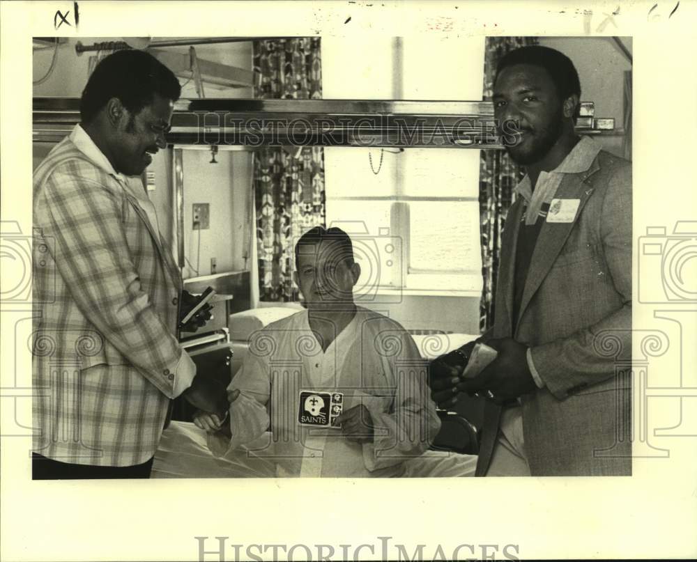 1980 Press Photo John Kieff Jr. with Saints players at Veterans Medical Center- Historic Images