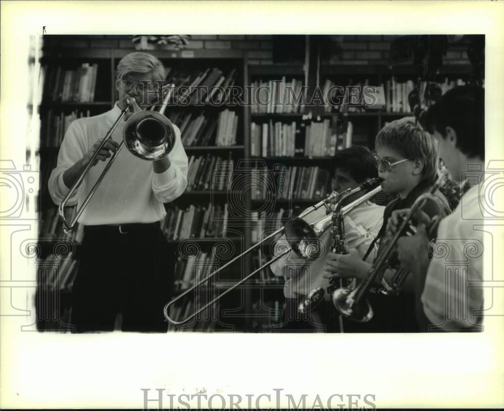 1990 Press Photo Craig Klein jams with N.P. Trist Middle School band members - Historic Images