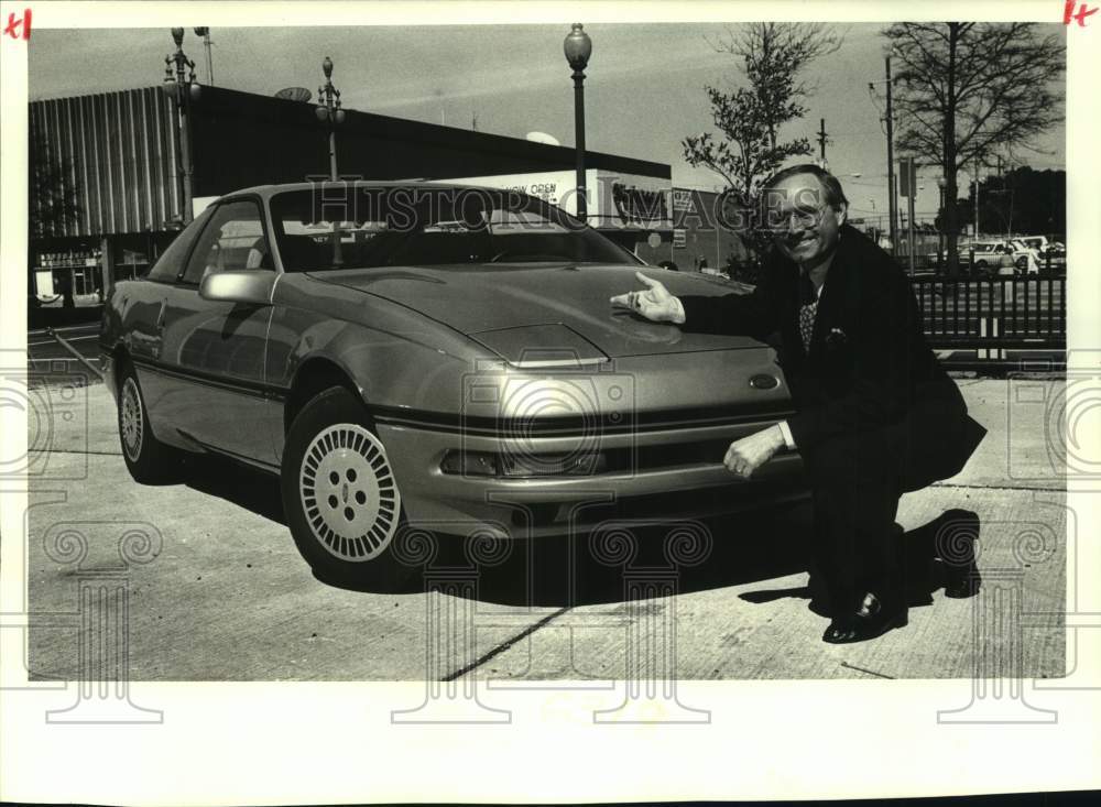 1988 Press Photo Alan Kleinke, Ford Motor Co&#39;s market manager with new Probe car - Historic Images