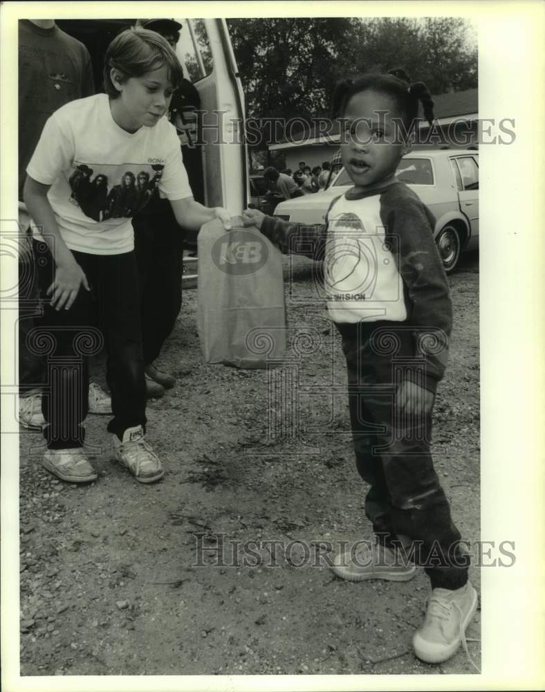 1989 Press Photo Jennifer Weary gets Goodie Bag during Kids Helping Kids program - Historic Images