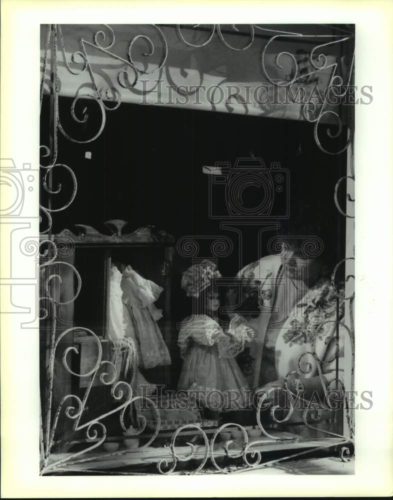 1991 Press Photo Jo Ann Kiger in the window of her shop West Bank Doll Supplies - Historic Images