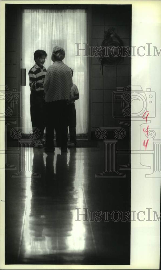 1988 Press Photo Josue Monzon offers a treat to Mary Joseph Residence resident - Historic Images