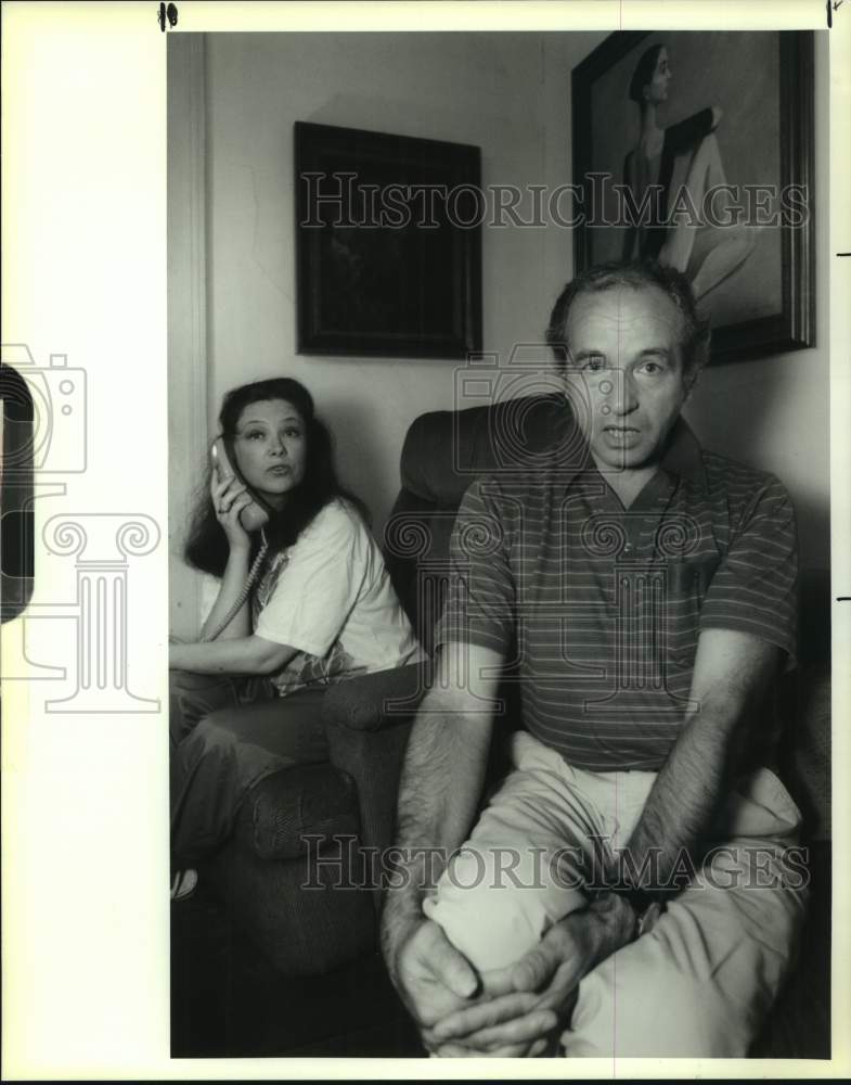 1991 Press Photo Velery Kosorukov explains Soviet coup with wife Xenia - Historic Images