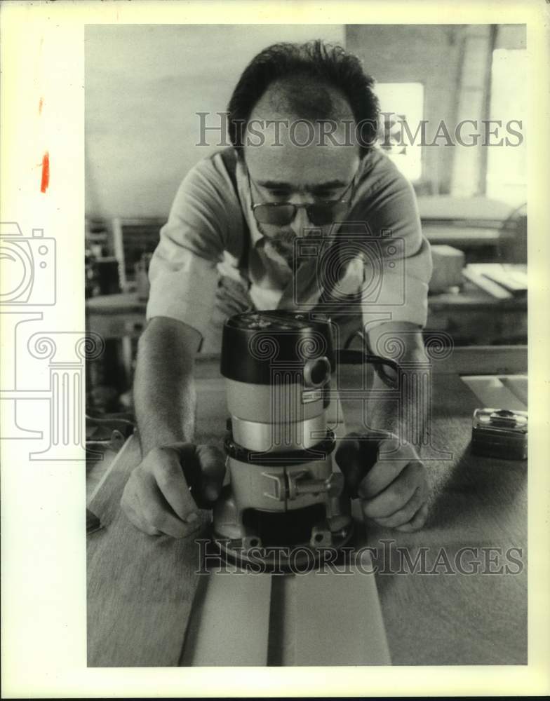 1988 Press Photo Phillip Kehoe routing a dado at the Woodwright Shop - Historic Images