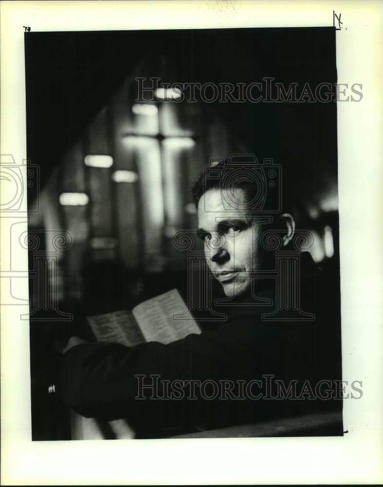 1990 Press Photo Reverend John H. Keen inside church on Filmore &amp; St. Bernard - Historic Images