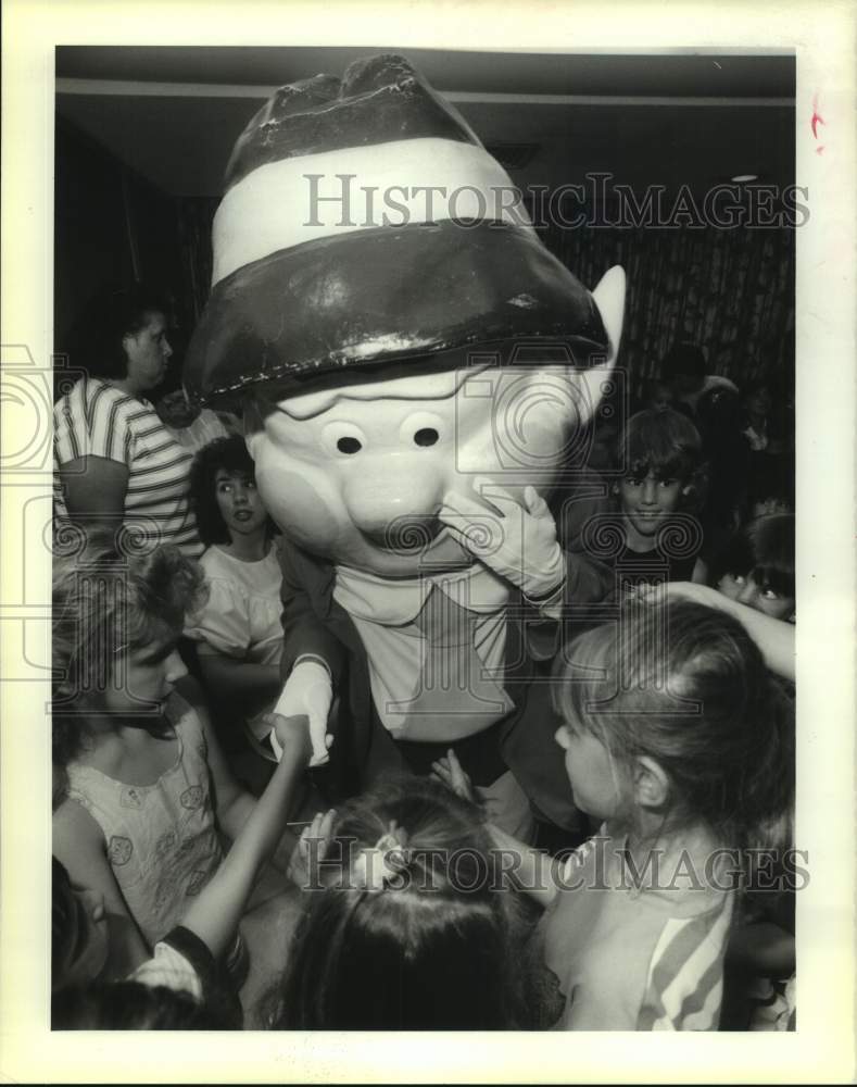 1989 Press Photo Keebler Elf greets kids at the St. Bernard Parish Library. - Historic Images