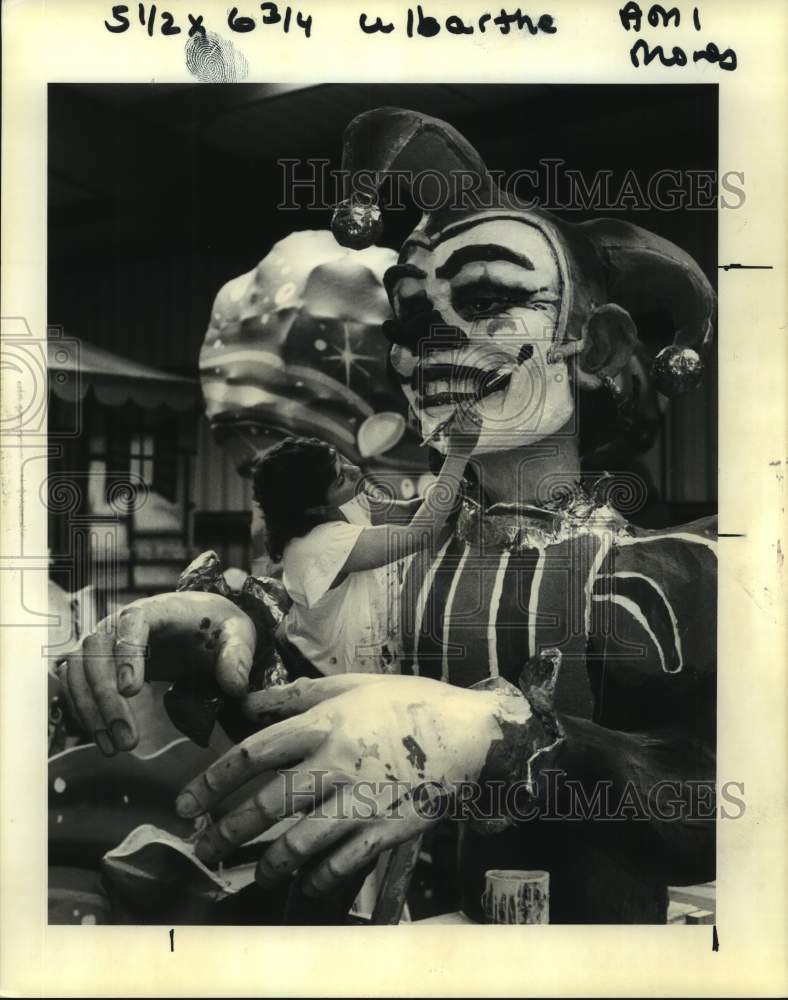 1992 Press Photo Tana Barth working on an Okeanos Mardi Gras float in crew den - Historic Images