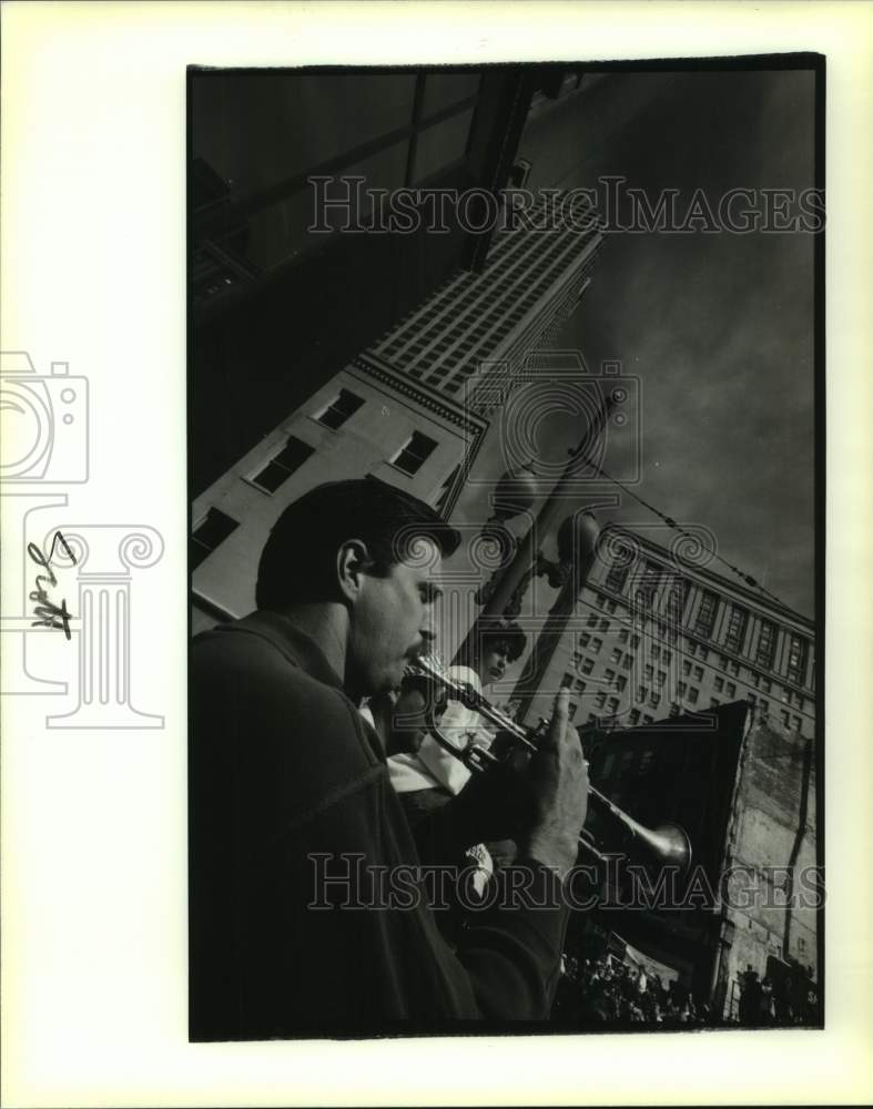 1992 Press Photo Kenny Kerth plays Mardi Gras Mombo as the parade passes by. - Historic Images