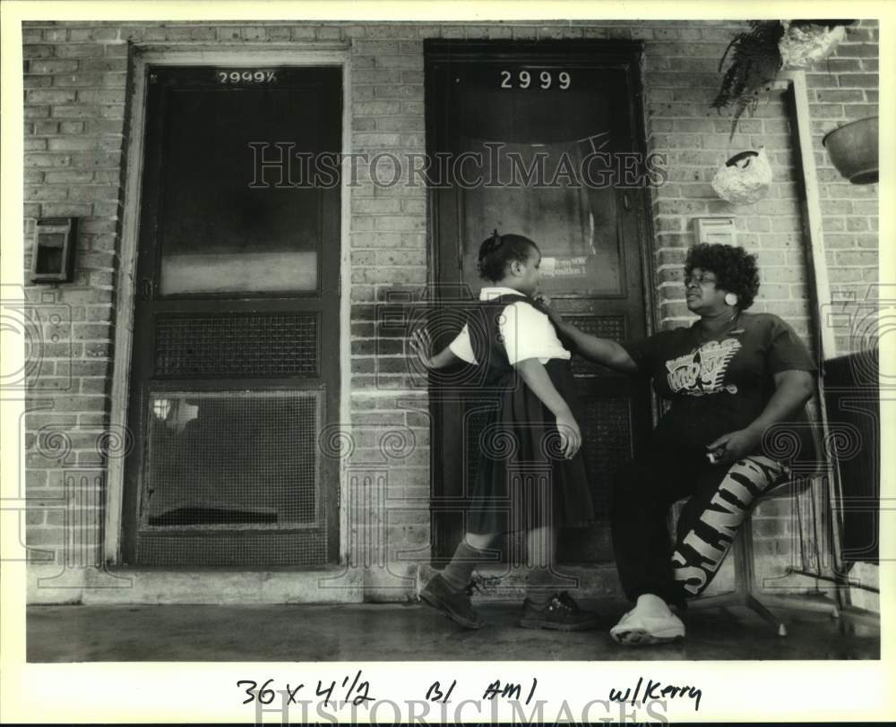 1990 Press Photo Augusta Kerry And Granddaughter Jonell Finney, New Orleans - Historic Images