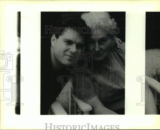 1990 Press Photo David Klainer With Grandmother Anna Glombosky - Historic Images