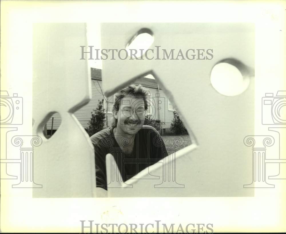 1994 Press Photo Sculptor Steve Kline With Playground Fence He Designed &amp; Built - Historic Images