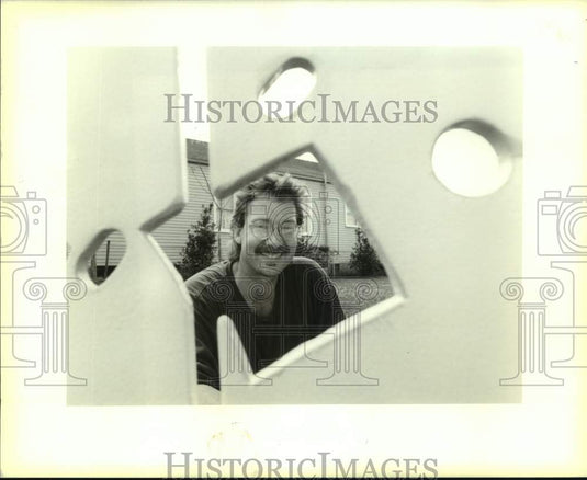 1994 Press Photo Sculptor Steve Kline With Playground Fence He Designed & Built - Historic Images