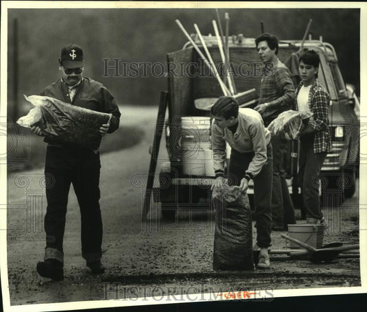 1987 Press Photo Jim Klassen, Pope John Paul II School principal carries asphalt - Historic Images