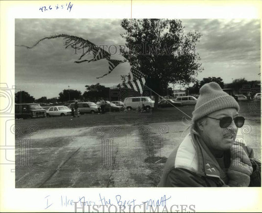 1993 Press Photo Bill Mladenka pulls 300 feet kite at the annual Kite Fest - Historic Images