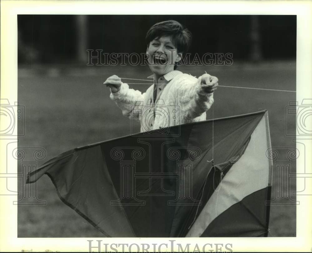 1991 Press Photo Pam Holey holds the twine to a huge kite - Historic Images