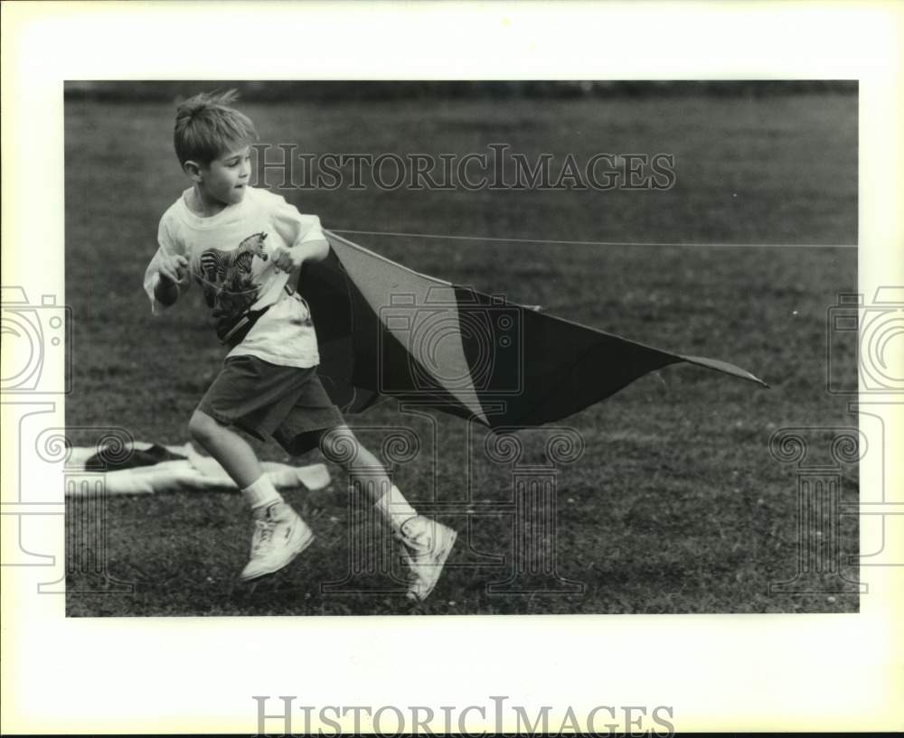 1991 Press Photo William Holby attempts to jump-start huge kite at City Park - Historic Images