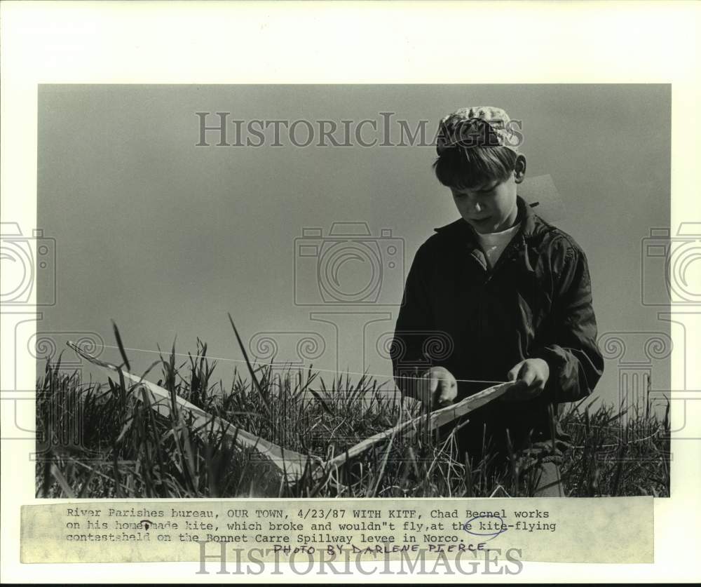 1987 Press Photo Chad Becnel works on his homemade kite at Bonnet Carre Spillway - Historic Images