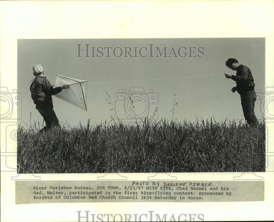 1987 Press Photo Chad Becnel and dad Walter join kite-flying contest in Norco - Historic Images