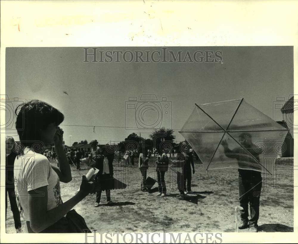 1984 Press Photo Stella Worley Middle School students during kite flying affair - Historic Images