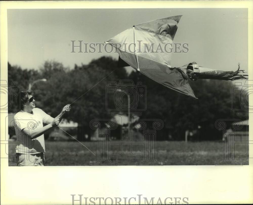 1990 Press Photo Parker Evans flying kites near Holiday and McArthur in Algiers - Historic Images