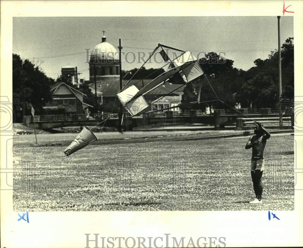 1988 Press Photo Kermit Borden a work laborer prepares a giant kite for flight - Historic Images