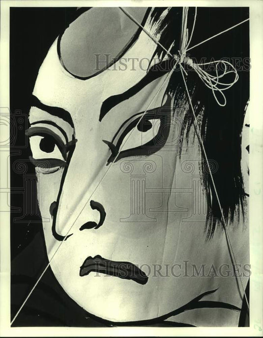 1988 Press Photo Close up of one of the 37 kites not in frames at 611 Gravier - Historic Images