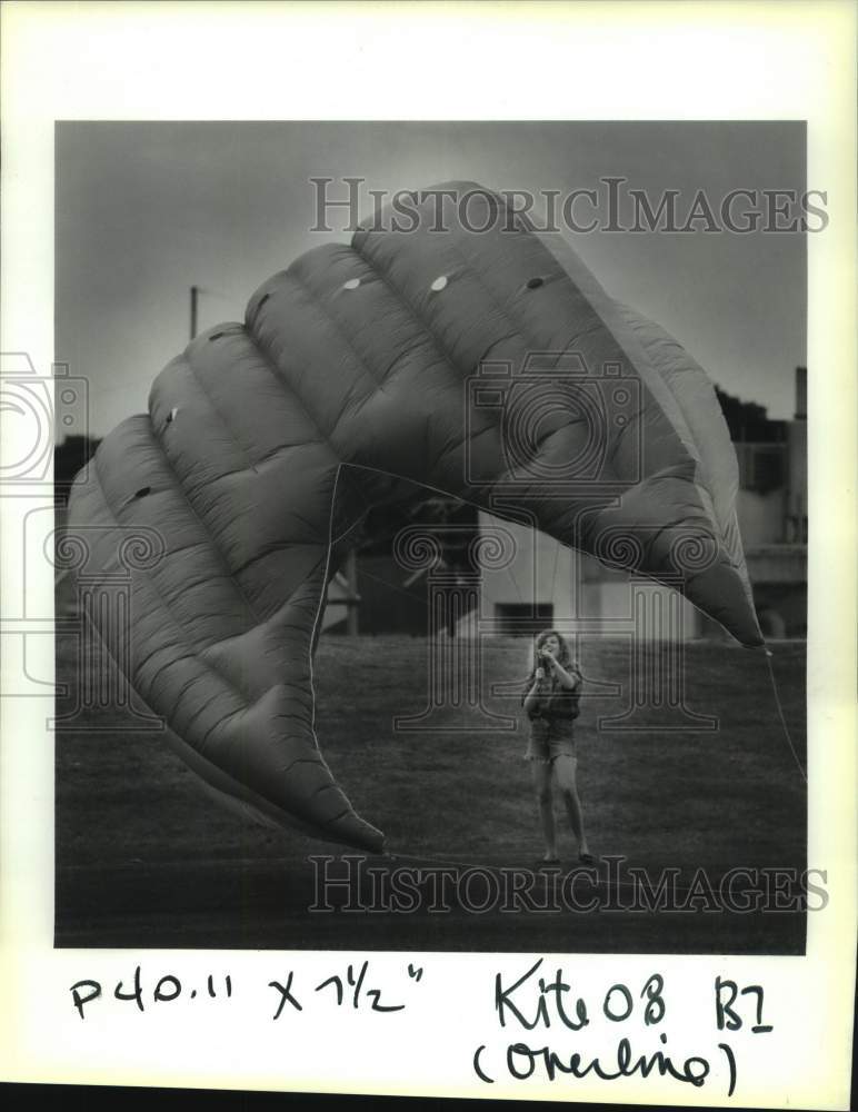 1993 Press Photo Gretchen Wandell holds the reins of a large kite in Bonnabel - Historic Images