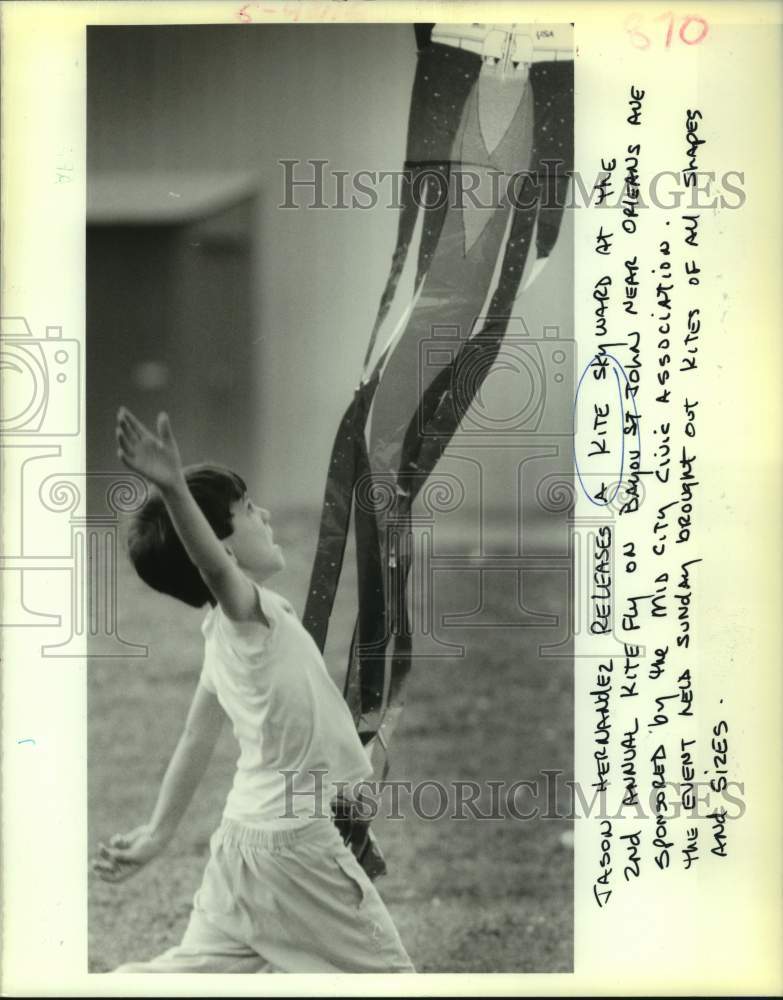 1989 Press Photo Jason Hernandez releases kite at annual kite fly on Bayou St. - Historic Images