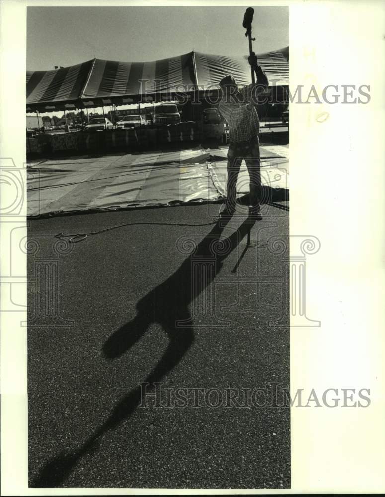 1987 Press Photo Coy Kiziah swings the sledgehammer in Kenner for furniture sale - Historic Images