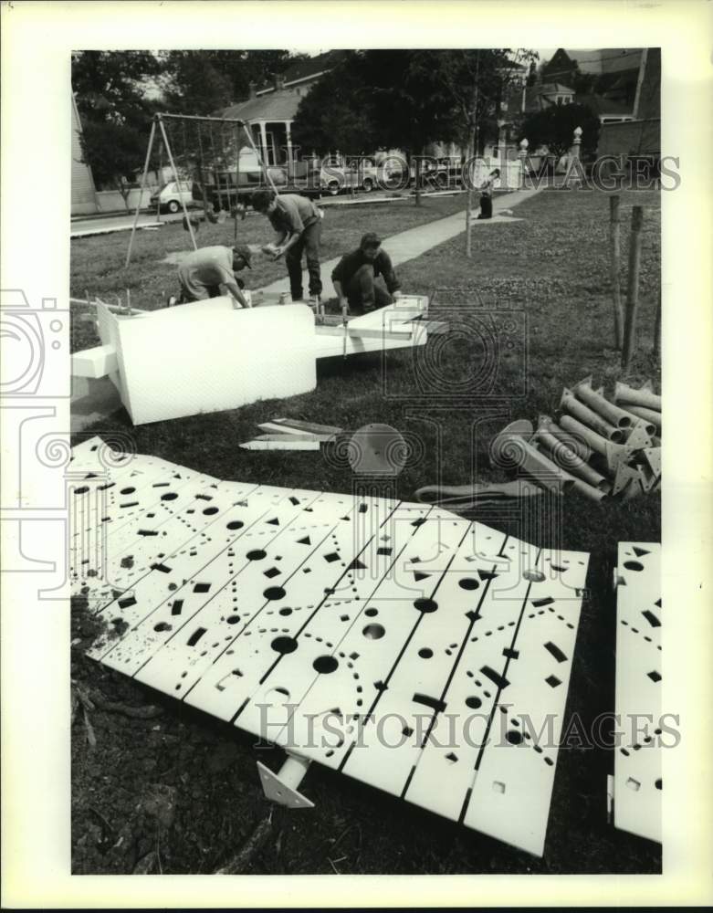 1994 Press Photo Steve Kline working on panels for Kiwanis Playspot in Algiers - Historic Images