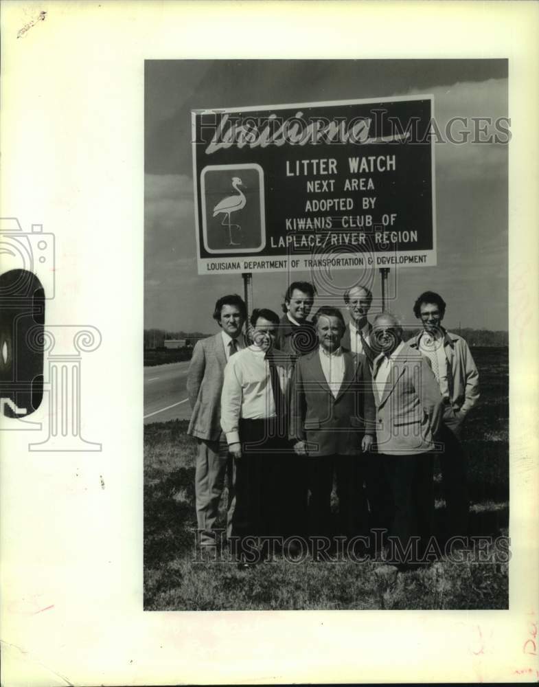 Press Photo Club members of the Kiwanis Club of LaPlace at litterwatch sign - Historic Images