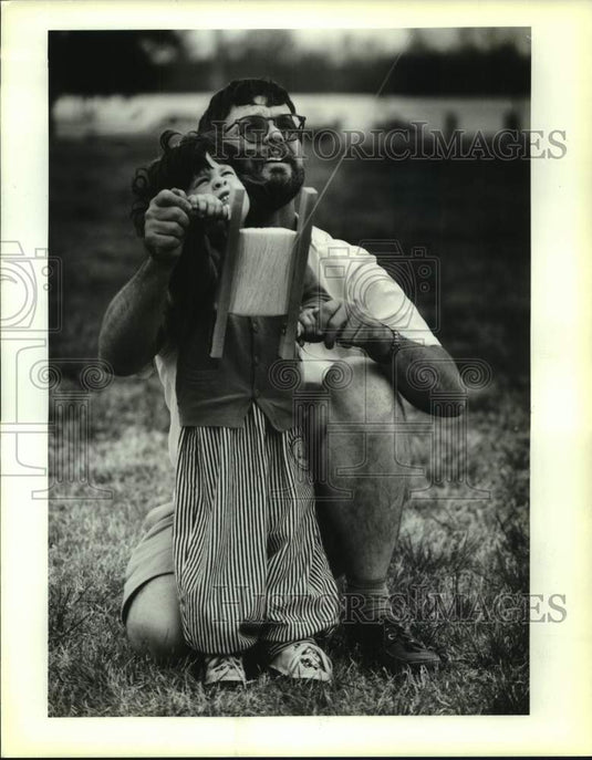 1991 Press Photo Kite Flying in Riverview Park behind Audubon Park New Orleans - Historic Images