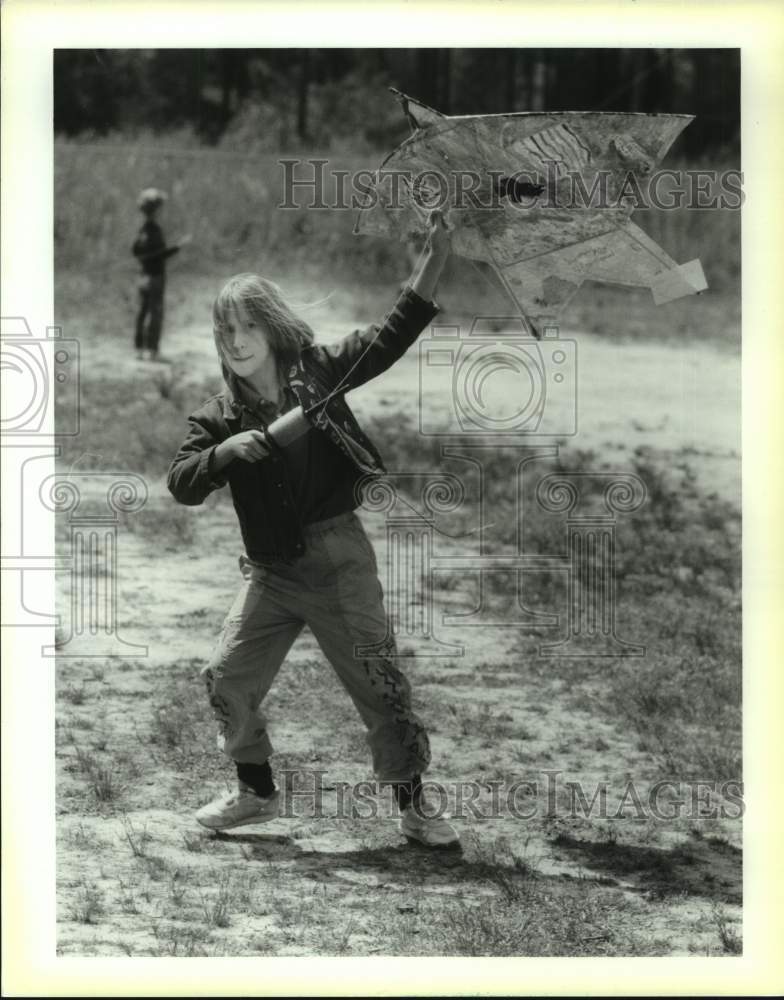 1993 Press Photo Erica McNally, 8, attempts to get her kite airborne - Historic Images