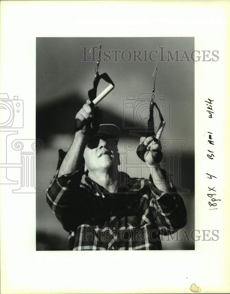 1991 Press Photo Carl Kempf flying a kite at Belle Promenade Mall&#39;s parking lot - Historic Images