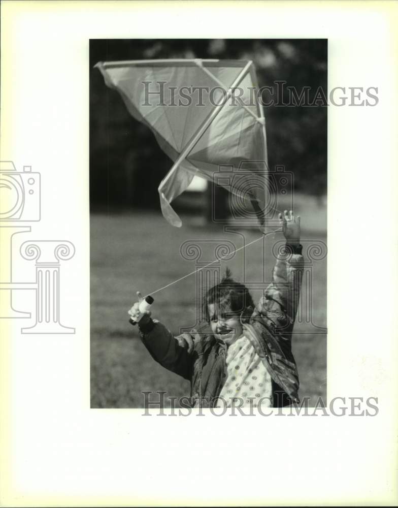 1993 Press Photo Lauren Lovell (6) flies a kite at New Orleans Kite Festival - Historic Images