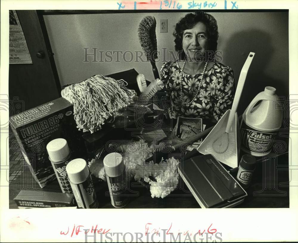 1987 Press Photo Rosalie Ketry of Fuller Brush Company displays her wares - Historic Images