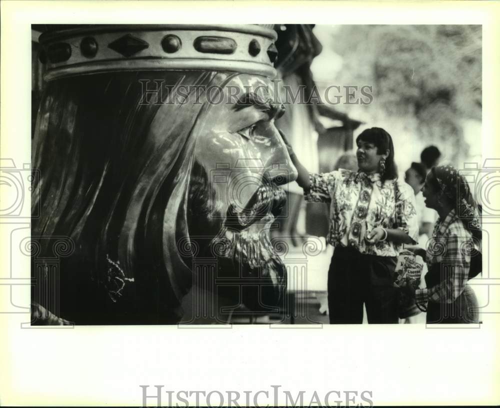 1991 Press Photo Residents examine float head at Blaine Kern&#39;s Mardi Gras Den - Historic Images