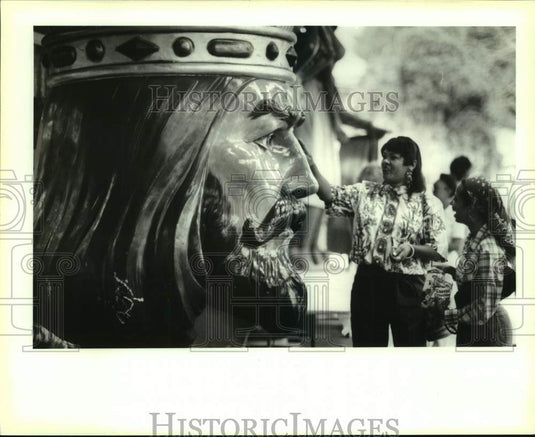 1991 Press Photo Residents examine float head at Blaine Kern's Mardi Gras Den - Historic Images